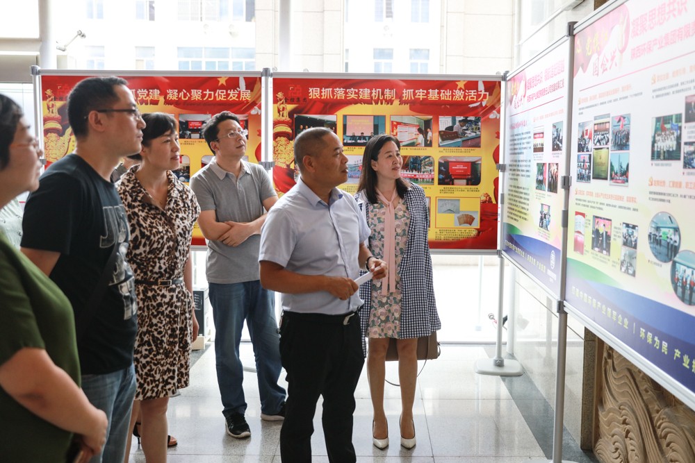 1.集团公司党委副书记、工会主席黄国全携带党员代阐发场参观进建。.jpg